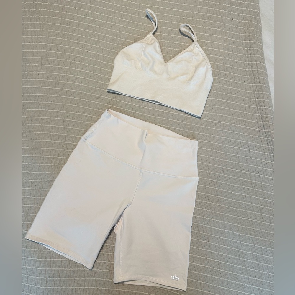 Alo SET🤍 Bra + Biker Shorts
